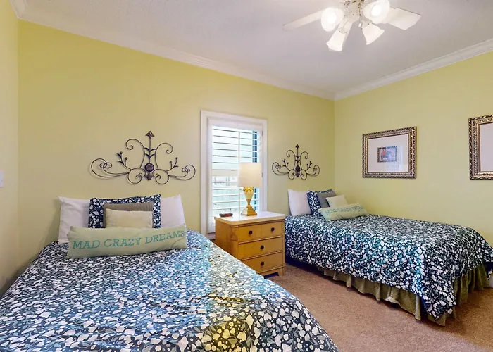 Waterfront With Expansive Corner Balcony Grill Area & Multiple Shared Pools Holiday home *